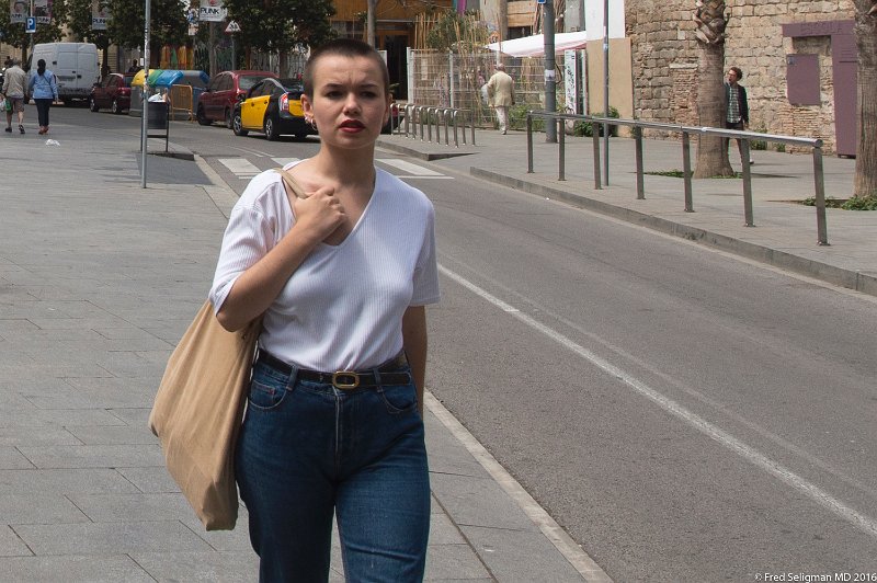 20160528_151733 D4S.jpg - Strolling lady, Barcelona